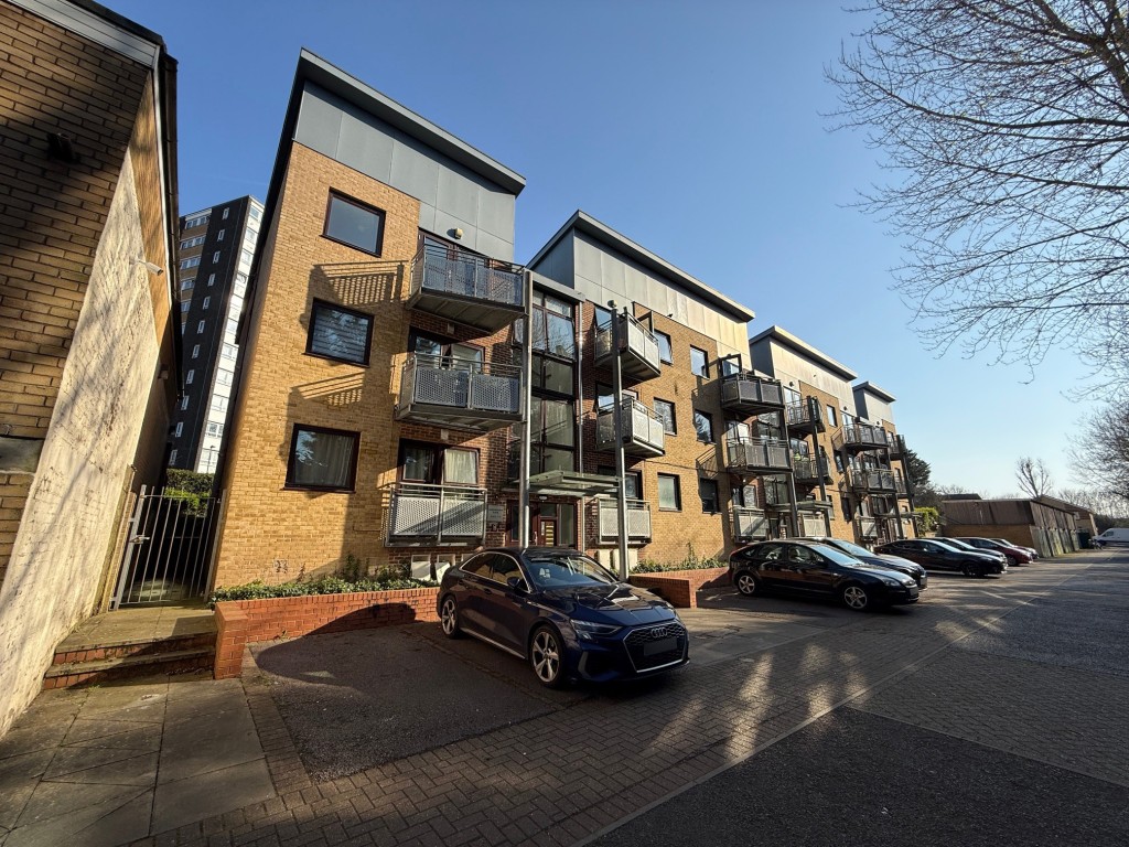 Lot: 105 - SECOND FLOOR FLAT WITH EN-SUITE TO MASTER BEDROOM - View of the block from street